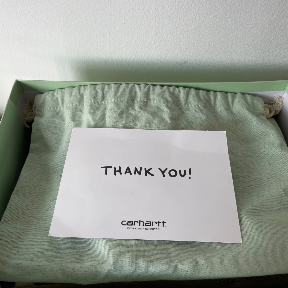 Off-White svarta sneakers med röd tag