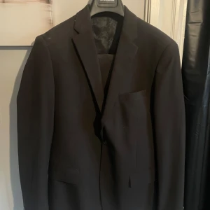 Full Kostym Set - Full kostym set från Lindbergh Bra skick, bara använd ett fåtal gånger Storlek 50, observera att den är liten i storleken, så passar bäst för den som har storlek 48. Fås med en skjorta i storlek large. Ny pris 3000kr Hör av er för frågor!