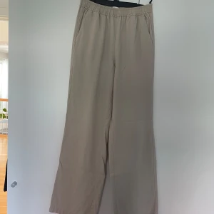 Beiga linnebyxor  - Beiga linnebyxor från Levete room i strl Xs. Större i storleken så skulle säga mer S/M. Använda fåtalet gånger 