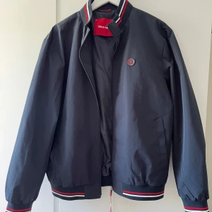 Svart bomberjacka Lion of Porches XL - Snygg svart bomberjacka från Lion of Porches i storlek XL.  HELT OANVÄND!!! Skriv för fler detaljer eller bilder! Priset går att diskutera ☺️