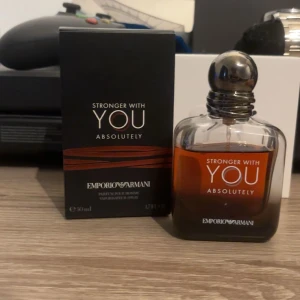 Emporio Armani Stronger With You - Emporio Armani Stronger With You Absolutely EdP, 50 ml. Flaskan är stilren med rundade former, mörkbrun botten och silverfärgad metallkork. Doften är varm och intensiv, perfekt för dig som gillar eleganta och moderna parfymer.