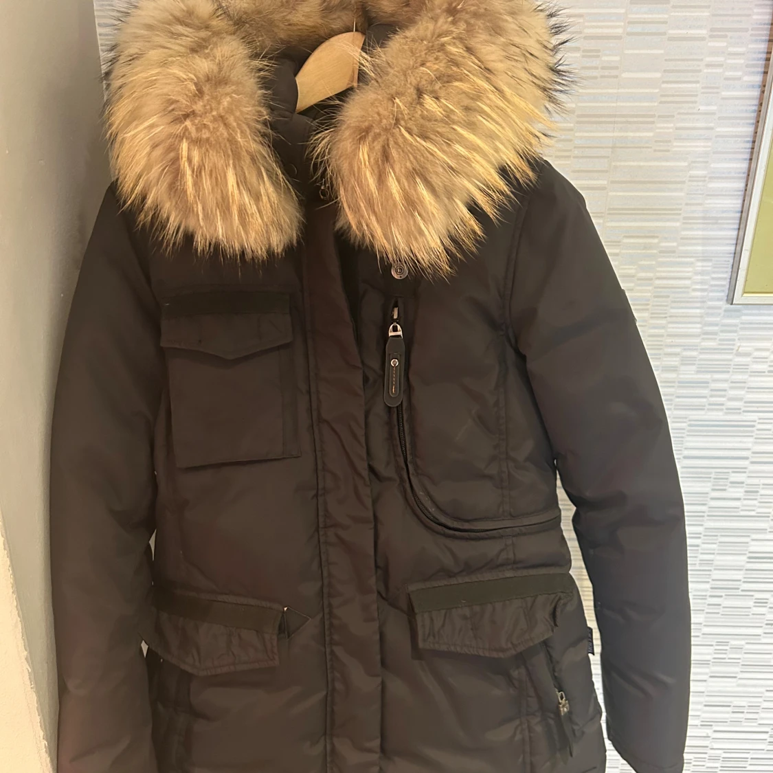 Svart dunjacka med päls från Hollies