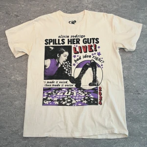 Olivia Rodrigo SPILLS HER GUTS t-shirt - Använd men i fint skick.