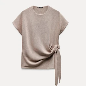 Knyt topp Zara - Slutsåld och väldigt eftertraktad knyt topp från Zara. Storlek S. Endast använd två gånger, jättebra skick!💕💕 Skriv för med information eller bilder❤️ skicka gärna prisförslag 