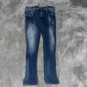 Replay Anbass Mörkblå - Ett par replay anbass slim fit i storlek 34. Använda sparsamt utan deefekter.