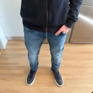 Jack & Jones Jeans Blå W31 L32 - Sjukt fina blåa Jack & Jones Slim Glenn jeans i storlek W31/L32. Mått - Midja: 40cm Benlängd: 104cm. Modellen är 184cm & 63kg. Hör av dig vid funderingar!🤩