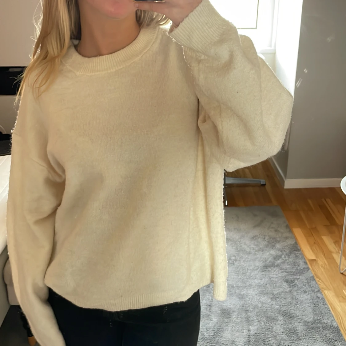 Krämvit stickad tröja med rund hals - 1