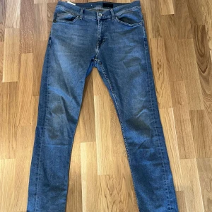 Tiger of Sweden jeans - Säljer ett par snygga och stilrena Tiger of Sweden  jeans. Dom är i ett bra skick utan defekter. Modellen är Evolve som sitter slimfit. Storleken är 31/43. Nypris är 1600kr men mitt pris 499kr men kan diskuteras! Skriv privat om du vill ha en hel bild på jeansen då bilden här blev inzoomad.