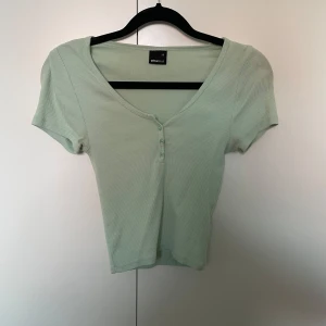 Ljusgrön topp - Ljusgrön topp från Gina Tricot i strl XS. Använd men i bra skick
