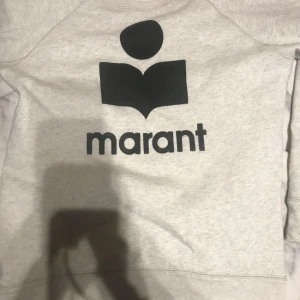 Grå sweatshirt från Isabel Marant🥰🥰 - Vill sälja min älskade isabel marant tröja min favoo!! Pågrund av att den kommer inte till användning💖priset kan diskuteras