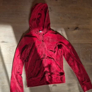 Röd hoodie med dragkedja XS - Röd tröja med dragkedja, sitter nära kroppen! Super fin