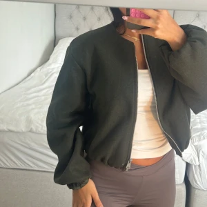 Mörkgrön bomberjacka med dragkedja - Använd vid två tillfällen och i superfint skick! Köpt på Zara