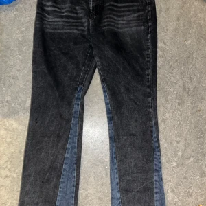 Zara Flared jeans - Zara inspirerade Flared jeans i färgen Svar. Storlek: W38. Vid extra bilder eller funderingar så är det bara att höra av dig!