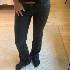 Lågmidjade bootcut jeans  - Svarta jeans från Fornarnia med bootcut passform. Midjemått = 78 cm. Innerbenslängd = 85cm