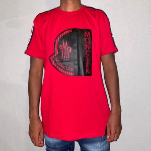 Moncler t shirt storlek XL - Säljer en moncler t shirt i storlek XL. Helt ny. Fin replika med grym kvalitét. Normal i passformen. Pris: 650kr. Först till kvarn. 