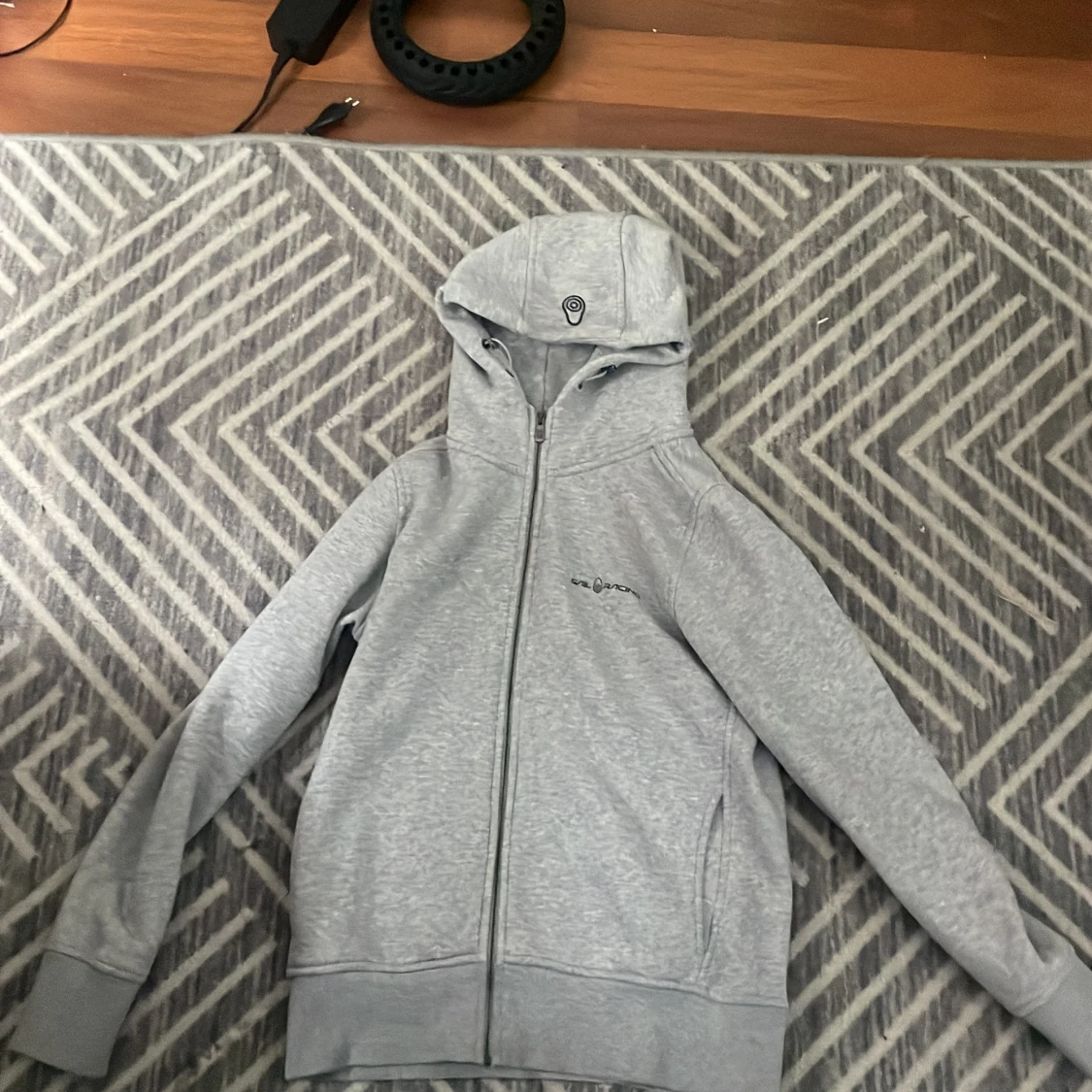 Grå hoodie från Sail Racing med dragkedja