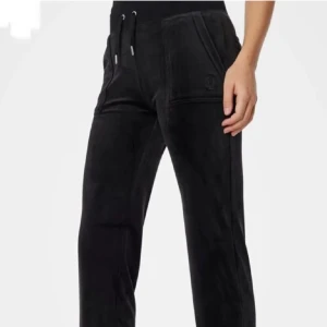 Juciy byxor - Svarta juciy byxor i storlek xs passar perfekt på mig som har S❣️ bra skick, ny priset är 1200kr