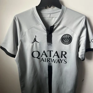 Psg fotbollströja - Storlek M  skicket är okej har används mycket, defekter förekommer