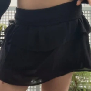 Svart volangkjol med resårmidja - Supersöt svart kortkjol med dubbla volanger och bred resår i midjan. Kjolen har en luftig känsla. 💓❤️