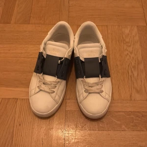 Valentino open  - Snygga Valentino Garavani Open som är använda 5-6 gånger.  Som bilderna visar så är det smutsiga undertill men det är en sak som man kan tvätta själv och då är det gott som nya. Utöver det så är själva översidan av skon inprincip fläckfri och inga överdrivet tydliga tecken på användning. Skorna är alltså nästan som nya, dustbag samt orginal kartong medföljer!