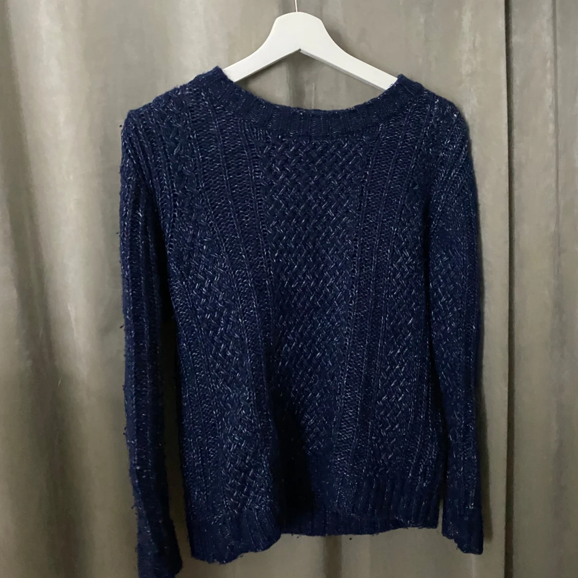Mörkblå stickad tröja med struktur - 1