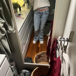 Ljusblå bootcut jeans låg midja - Säljer ett par ljusblå jeans med bootcut-modell och låg midja. Jeansen har klassisk femficksdesign och är tillverkade i denim med lätt tvättad look. Perfekta för dig som gillar en avslappnad och trendig stil.