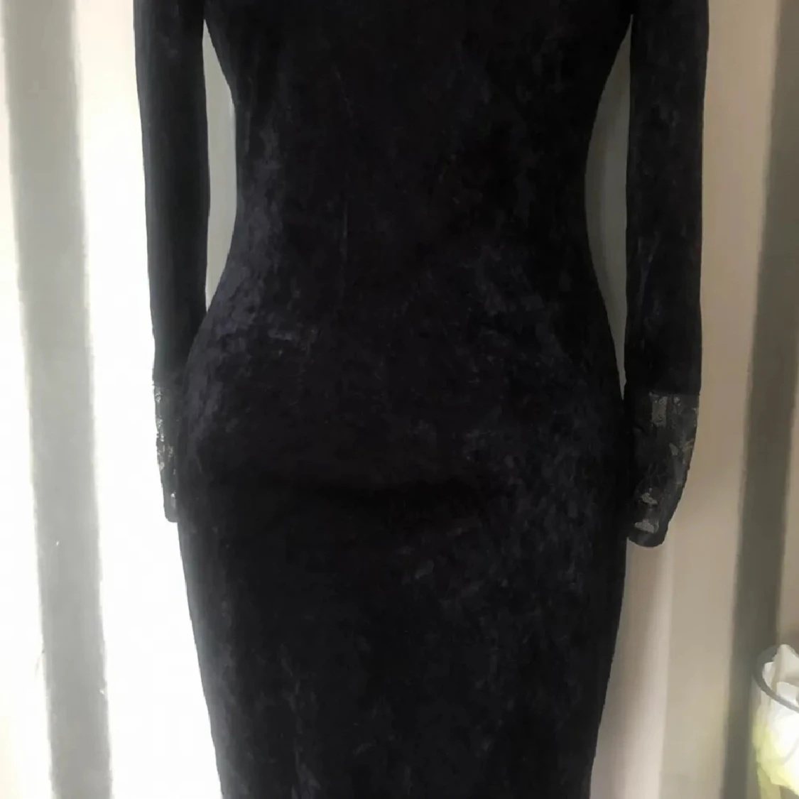 Svart sammetsklänning med spetsdetaljer - 1