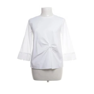 Vit blus med twistad detalj - Säljer denna super fina blusen då den var alldeles för liten för mig!!🥰💗💗💗