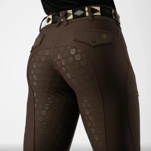 Bruna ridbyxor från Maya Delorez - Snygga bruna ridbyxor från Maya Delorez i storlek xxs och med helskoning. God passform och stretchiga. I gott skick endast lite noppriga på ena fickan. Nypris 1199