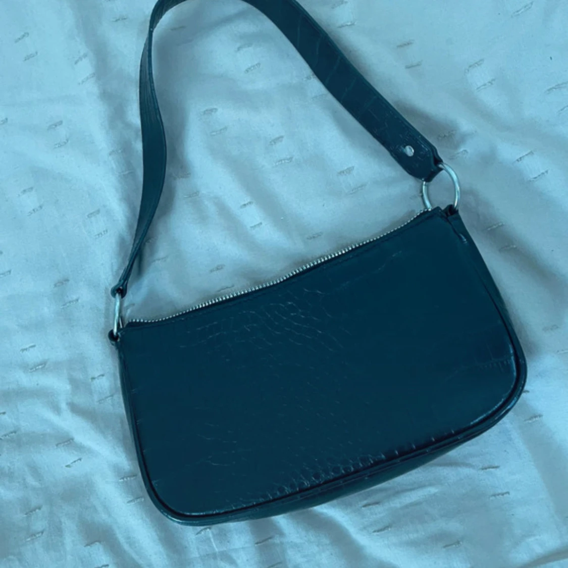 Svart axelväska i croco-imitation