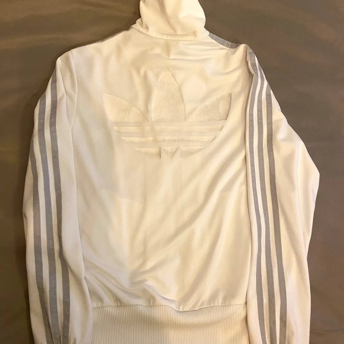 Vit Adidas track jacket med silverränder - 1