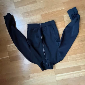 Svart tröja med tränings material  - Svart långärmad tröja från SOC i sportig stil. Tröjan har en hel dragkedja framtill och är gjord i mjukt material som passar perfekt till träning eller chill. Enkel och clean design utan tryck eller mönster. Säg till om du vill ha fler bilder❣️