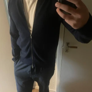 Minimum zip storlek M - Minimum tröja i bra skick, nypris 1.5 ca. Väldigt skön och bra passform, perfekt till hösten. Ger bättre pris vid köp av flera plagg, så kika in min profil. 