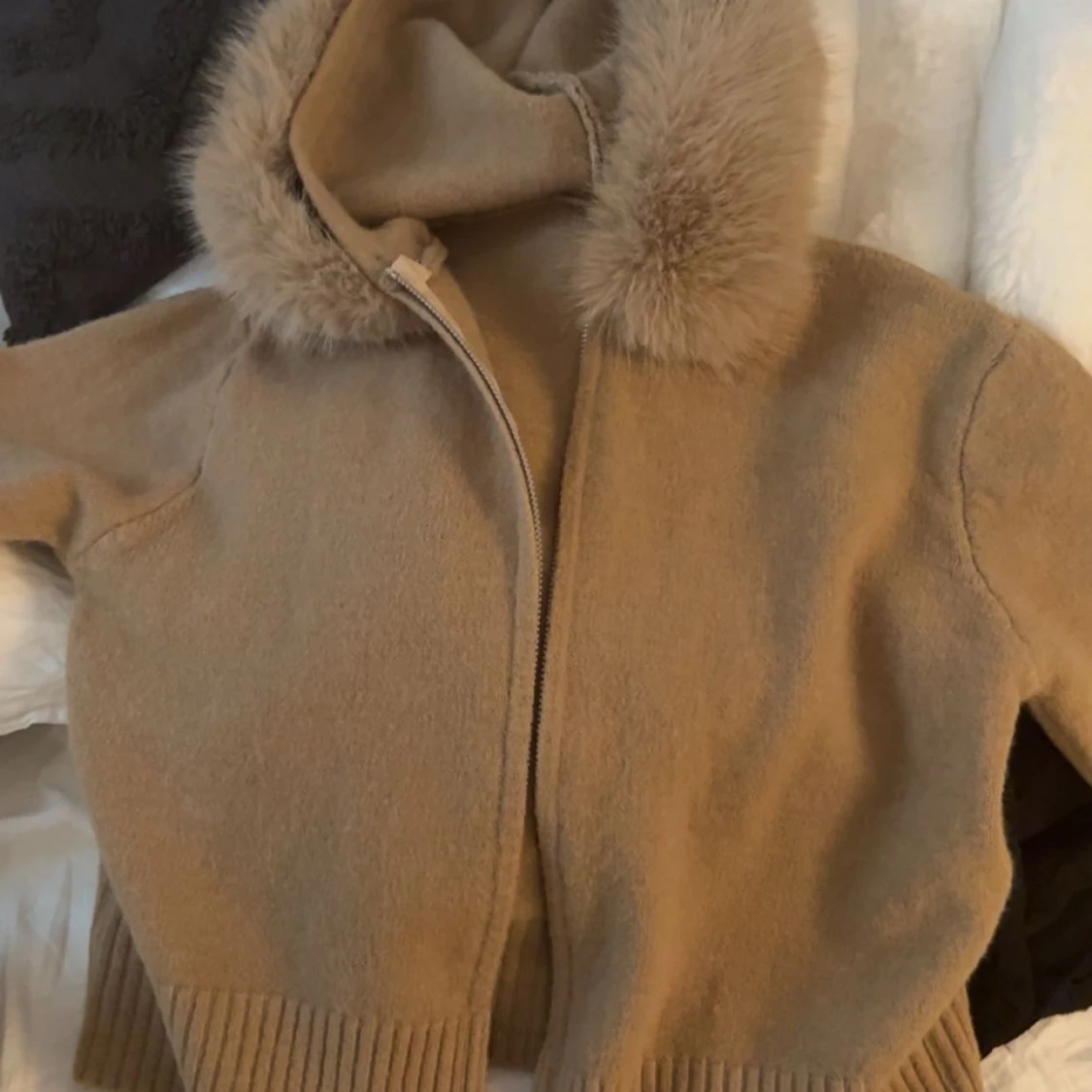 Beige teddyjacka med pälskrage - 2