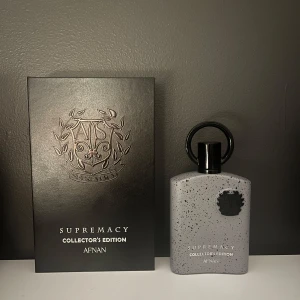 Afnan Supremacy Collector's Edition - Supremacy Collector's Edition från Afnan. Endast använd fåtal gånger så iprincip full och i nyskick! Endast box kvar och parfym (såklart) kvar, köpt för cirka en månad sedan. 4.59 rating på fragrantica. Skriv om du har en fråga! Kan vara öppen för byte👍