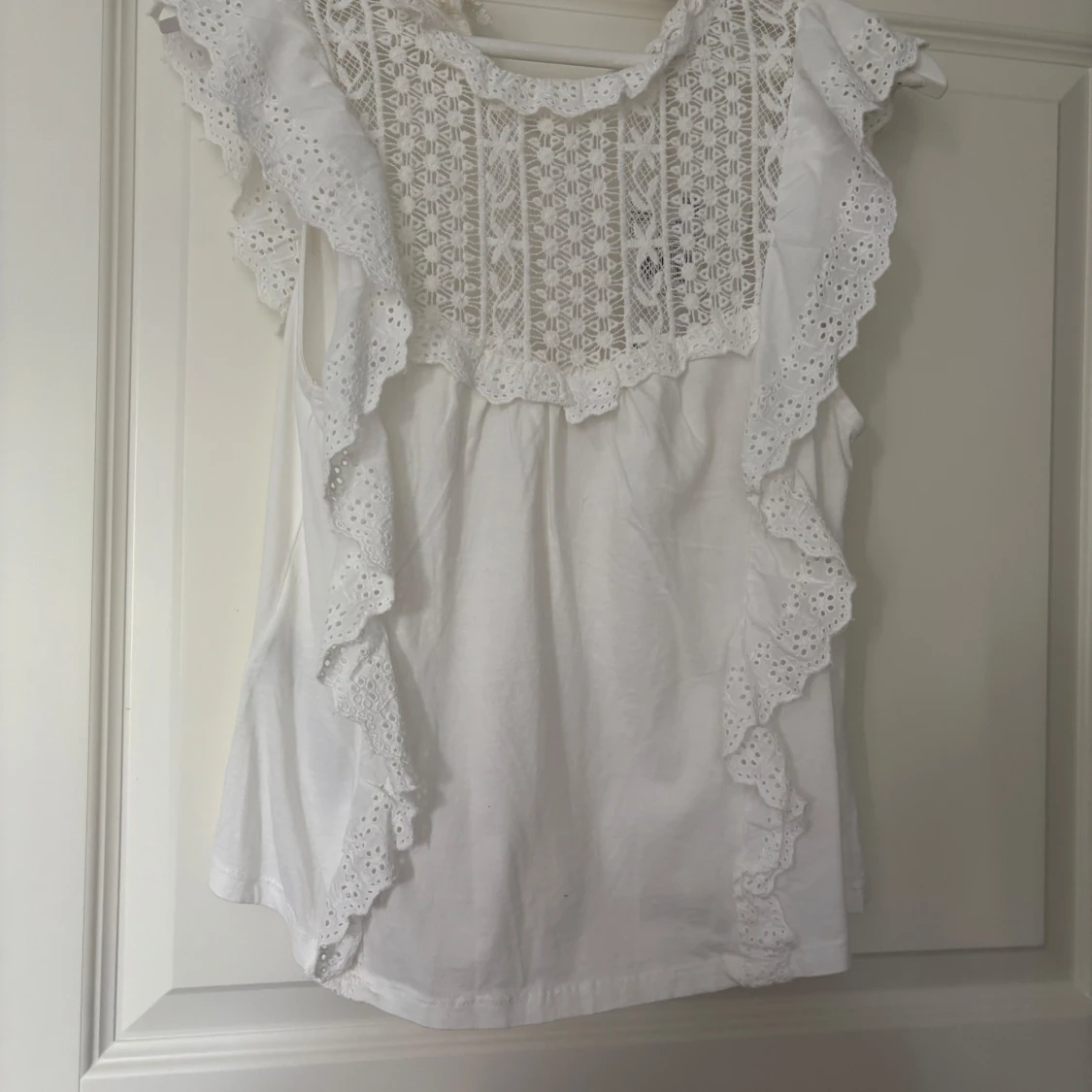 Vit blus med spets och volang från Mango