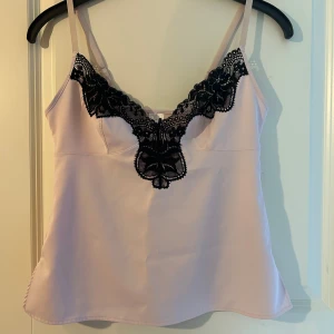 ljusrosa linne - jättesöt rosa spetslinne från h&m! står storlek s men passar säkert m också💓