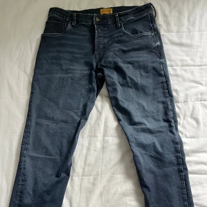 Jack&jones jeans mörkblå - Säljer nu mina riktigt snygga jack&jones jeans då de inte passar. Jeansen är W34 och L32. Endast använda 2-3 gånger. Kan gå ner i pris vid snabb affär. Kom med frågor!
