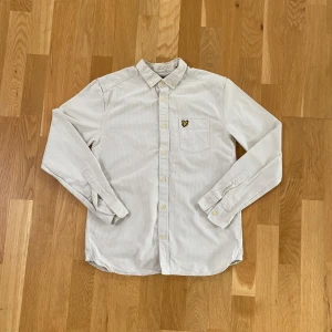 Vit- och blå randig skjorta Lyle & Scott - Lyle&scott shirt. Size s. Measurements are: pit to pit 47 cm and collar to helm 63,5cm.