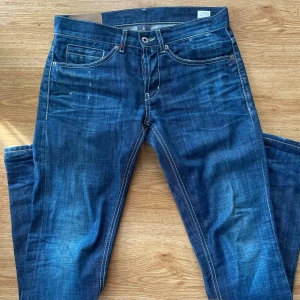 Dondup  - Blåa dondup jeans - Modell GEORGE- storlek 31 - skick 8/10 - vid snabb affär kan pris diskuteras 