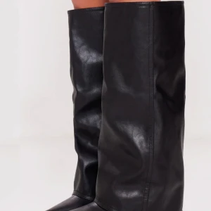 SÖKER!! Fold over boots - JAG SÖKER!!!! Sälj mig denna stövlar, liknande går också bra! inte högre än 4 cm klack! Storlek 38