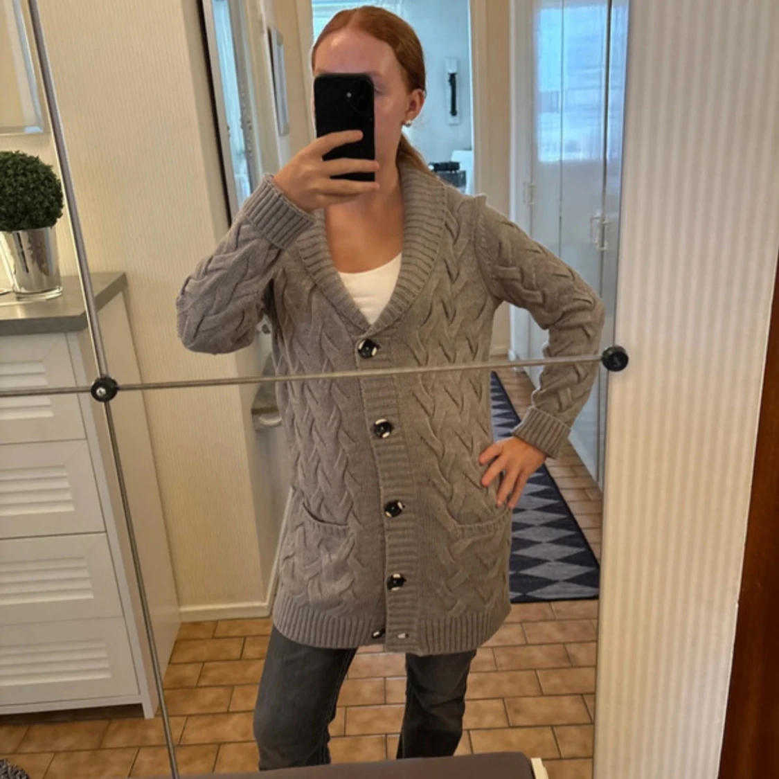 Grå lång kofta med knappar - 1