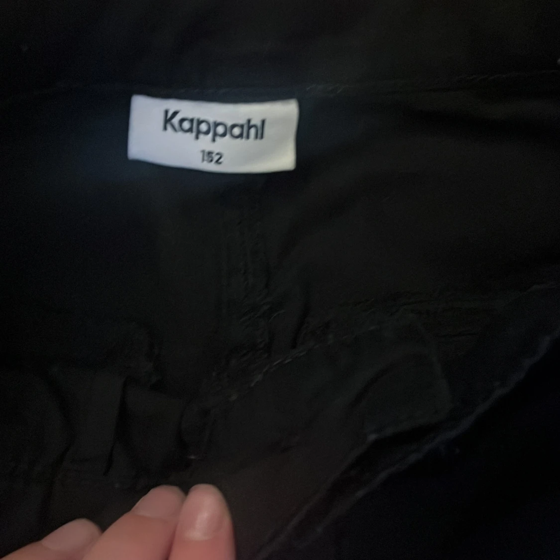 Svarta cargobyxor från Kappahl lite hårig  - 1