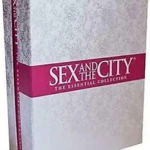 Sex and the City: The Essential Collection - En exklusiv samlingsbox med 'Sex and the City', perfekt för dig som älskar drama, vänskap och stadsliv. Snygg design med rosa detaljer och flera skivor i ett elegant fodral. En ikonisk serie för dig som vill ha det bästa av New York och relationer. ÄR I MYCKET BRA SKICK MEN ÄR LITE SLITEN!
