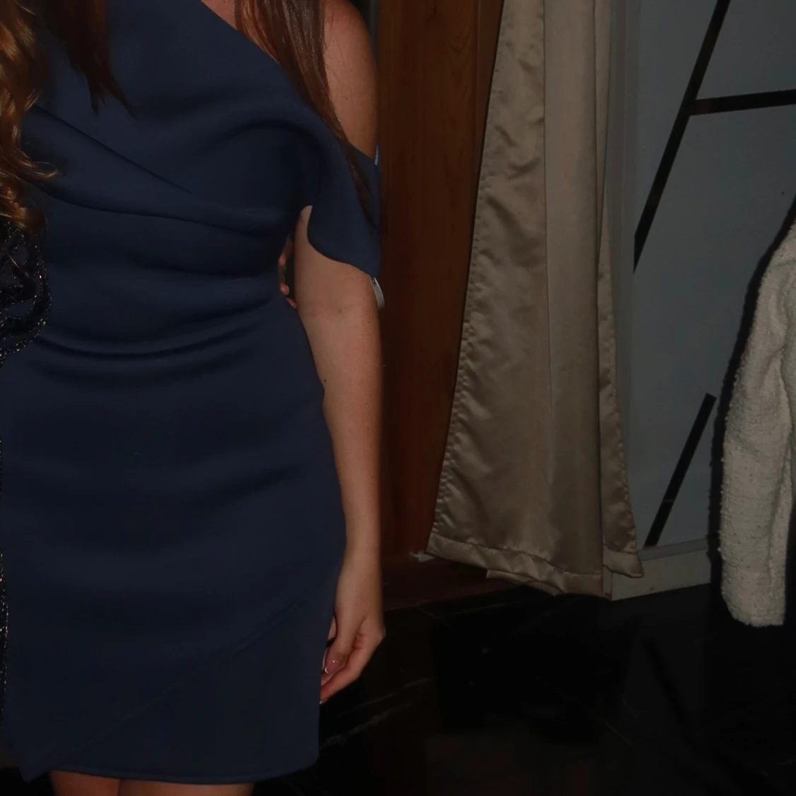 Marinblå oneshoulder kortklänning