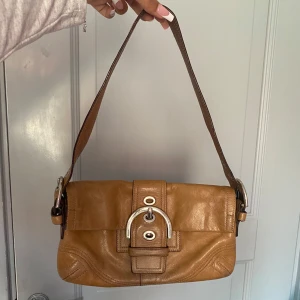 Coach axelväska - Jättesnygg coach väska i nyskick. Säljer för att den tyvärr inte kommer till användning. Skriv gärna vid frågor💕 PRIS GÅR ATT DISKUTERA!!!