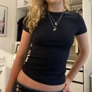 Marinblå T-shirt  - Säljer en T-shirt från hm i storlek S men passar xs och xss också💙 Har användts 2 gånger