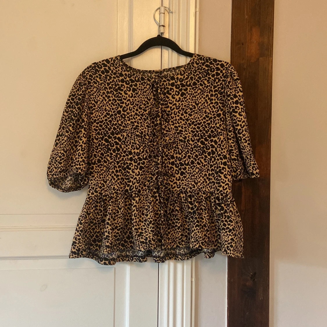 Leopardmönstrad blus med volang