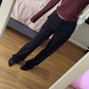 Kostymbyxor  - Säljer dessa kostymbyxor från vero Moda, storlek 32❣️