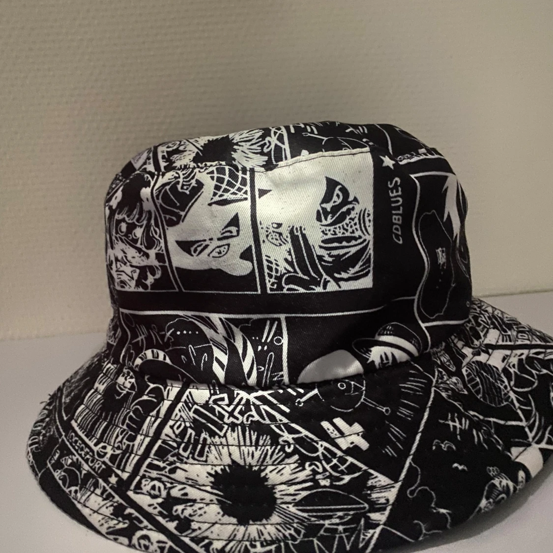 Svart och vit bucket hat med serietidningsmönster - 2